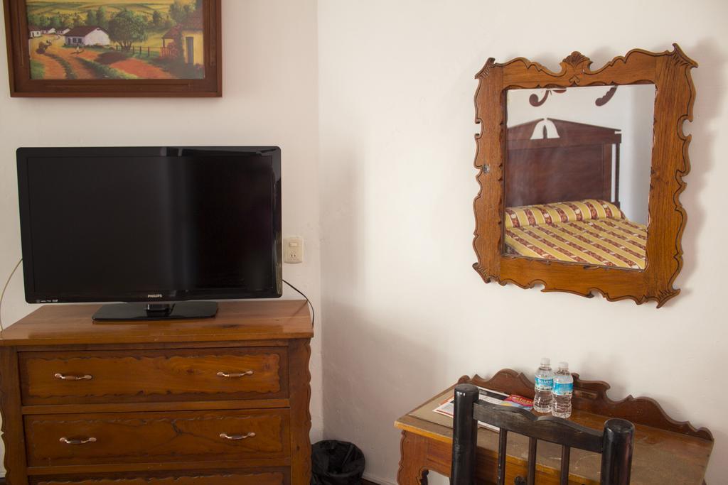 מנסניו Hotel Colonial מראה חיצוני תמונה