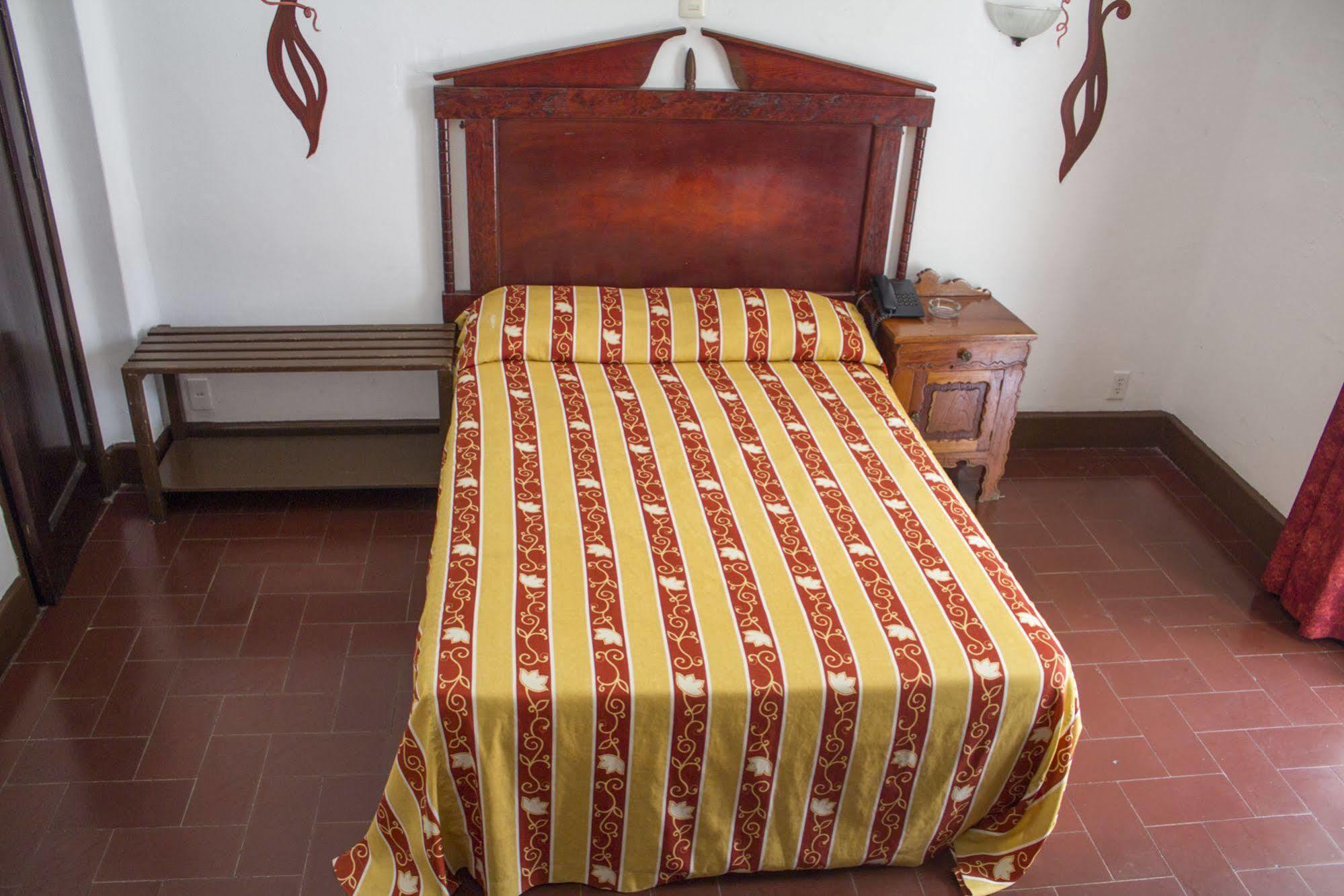 מנסניו Hotel Colonial מראה חיצוני תמונה